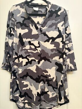 NWOT Sew In Love Gabby Women’s Camo V-Neck Tunic Top M